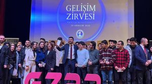 EMLAK PROFESÖRÜ CEESS GLOBAL YÖNETİM KURULU BAŞKANI SAYIN SEMİH SARIALİOĞLU KTÜ GELİŞİM ZİRVESİ’NDE ÖĞRENCİLERLE BİR ARAYA GELDİ!